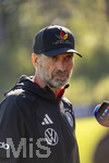 23.09.2026, Fussball DFB-Nationalmannschaft Deutschland, Trainingslager in Herzogenaurach, im Homeground bei ADIDAS, vor den UEFA Nations League Spielen, Bundestrainer Jürgen Klopp (Deutschland) mit seiner DFB-Kappe von Adidas mit der Aufschrift: Einer von 83 Millionen, 