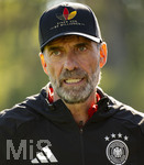 23.09.2026, Fussball DFB-Nationalmannschaft Deutschland, Trainingslager in Herzogenaurach, im Homeground bei ADIDAS, vor den UEFA Nations League Spielen, Bundestrainer Jürgen Klopp (Deutschland) mit seiner DFB-Kappe von Adidas mit der Aufschrift: Einer von 83 Millionen, 