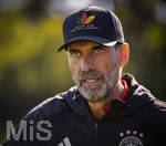 23.09.2026, Fussball DFB-Nationalmannschaft Deutschland, Trainingslager in Herzogenaurach, im Homeground bei ADIDAS, vor den UEFA Nations League Spielen, Bundestrainer Jürgen Klopp (Deutschland) mit seiner DFB-Kappe von Adidas mit der Aufschrift: Einer von 83 Millionen, 