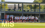 23.09.2026, Fussball DFB-Nationalmannschaft Deutschland, Trainingslager in Herzogenaurach, im Homeground bei ADIDAS, vor den UEFA Nations League Spielen, Bundestrainer Jürgen Klopp (re, Deutschland) hat seine Mannschaft für die ersten Spiele um sich versammelt 