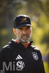 23.09.2026, Fussball DFB-Nationalmannschaft Deutschland, Trainingslager in Herzogenaurach, im Homeground bei ADIDAS, vor den UEFA Nations League Spielen, Bundestrainer Jürgen Klopp (Deutschland) mit seiner DFB-Kappe von Adidas mit der Aufschrift: Einer von 83 Millionen, 