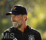 23.09.2026, Fussball DFB-Nationalmannschaft Deutschland, Trainingslager in Herzogenaurach, im Homeground bei ADIDAS, vor den UEFA Nations League Spielen, Bundestrainer Jürgen Klopp (Deutschland) mit seiner DFB-Kappe von Adidas mit der Aufschrift: Einer von 83 Millionen, 