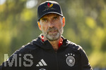 23.09.2026, Fussball DFB-Nationalmannschaft Deutschland, Trainingslager in Herzogenaurach, im Homeground bei ADIDAS, vor den UEFA Nations League Spielen, Bundestrainer Jürgen Klopp (Deutschland) mit seiner DFB-Kappe von Adidas mit der Aufschrift: Einer von 83 Millionen, 