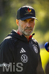 23.09.2026, Fussball DFB-Nationalmannschaft Deutschland, Trainingslager in Herzogenaurach, im Homeground bei ADIDAS, vor den UEFA Nations League Spielen, Bundestrainer Jürgen Klopp (Deutschland) mit seiner DFB-Kappe von Adidas mit der Aufschrift: Einer von 83 Millionen, 