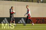 23.09.2026, Fussball DFB-Nationalmannschaft Deutschland, Trainingslager in Herzogenaurach, im Homeground bei ADIDAS, vor den UEFA Nations League Spielen, v.li: Torwarttrainer Andreas Kronenberg, Torwart Alexander Nübel (Deutschland).