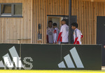 23.09.2026, Fussball DFB-Nationalmannschaft Deutschland, Trainingslager in Herzogenaurach, im Homeground bei ADIDAS, vor den UEFA Nations League Spielen, Vor dem Training steht der Toilettengang für die Spieler an, Jamal Musiala (Deutschland), Jonathan Tah (Deutschland), Karim Adeyemi
