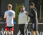 23.09.2026, Fussball DFB-Nationalmannschaft Deutschland, Trainingslager in Herzogenaurach, im Homeground bei ADIDAS, vor den UEFA Nations League Spielen, Ansprache vor der Mannschaft und noch ein Geburtstagsständchen für den Video-Creator des DFB, Steffen Kallweit (2.v.re, Social Media & Videoproduktion DFB). re: Bundestrainer Jürgen Klopp (Deutschland),
