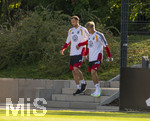 23.09.2026, Fussball DFB-Nationalmannschaft Deutschland, Trainingslager in Herzogenaurach, im Homeground bei ADIDAS, vor den UEFA Nations League Spielen, Max Rosenfelder und Hennes Behrens kommen die Treppen herunter 