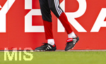 22.09.2026, Fussball DFB-Nationalmannschaft Deutschland, Trainingslager in Herzogenaurach, im Homeground bei ADIDAS, vor den UEFA Nations League Spielen, Bundestrainer Jürgen Klopp (Deutschland) hat spezielle Schuhe an. Klopp trägt hier die noch unveröffentlichte Neuauflage des legendären Predator von Adidas. Ein 2026er-Remake-Modell. 1996 war der Kultschuh erstmals auf den Markt gekommen, feiert nun sein 30-jähriges Jubiläum. Besonderes Detail: Auf dem Schuh prangt die Deutschland-Flagge und seine Initialen JK 


