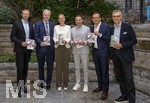 25.09.2026, Internationales Klassikfestival: Festival der Nationen 2026, im Kurhaus Bad Wörishofen (Unterallgäu), Klassik for Kids: vor dem Kostenloses Schulkonzert für Schülerinnen und Schüler mit dem vbw-Festivalorchester und dem Stargast Pianist Igor Levit. Gruppenfoto der Sponsoren und Politiker. v.li:  Landrat Alex Eder (Unterallgäu), MdL Bernhard Pohl (Kaufbeuren), Cathrin Herd (Kurdirektorin), Bürgermeister Daniel Pflügl (Bad Wörishofen), Peter Wachler (MdL), Winfried Roch (Intendant des Festivals).