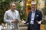 25.09.2026, Internationales Klassikfestival: Festival der Nationen 2026, im Kurhaus Bad Wörishofen (Unterallgäu), Klassik for Kids: vor dem Kostenloses Schulkonzert für Schülerinnen und Schüler mit dem vbw-Festivalorchester und dem Stargast Pianist Igor Levit. Gruppenfoto der Sponsoren und Politiker. v.li:  Bürgermeister Daniel Pflügl (BAd Wörishofen), Winfried Roch (Intendant des Festivals).