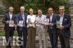 25.09.2026, Internationales Klassikfestival: Festival der Nationen 2026, im Kurhaus Bad Wörishofen (Unterallgäu), Klassik for Kids: vor dem Kostenloses Schulkonzert für Schülerinnen und Schüler mit dem vbw-Festivalorchester und dem Stargast Pianist Igor Levit. Gruppenfoto der Sponsoren und Politiker. v.li:  Landrat Alex Eder (Unterallgäu), MdL Bernhard Pohl (Kaufbeuren), Cathrin Herd (Kurdirektorin), Bürgermeister Daniel Pflügl (Bad Wörishofen), Peter Wachler (MdL), Winfried Roch (Intendant des Festivals).