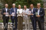 25.09.2026, Internationales Klassikfestival: Festival der Nationen 2026, im Kurhaus Bad Wörishofen (Unterallgäu), Klassik for Kids: vor dem Kostenloses Schulkonzert für Schülerinnen und Schüler mit dem vbw-Festivalorchester und dem Stargast Pianist Igor Levit. Gruppenfoto der Sponsoren und Politiker. v.li:  Landrat Alex Eder (Unterallgäu), MdL Bernhard Pohl (Kaufbeuren), Cathrin Herd (Kurdirektorin), Bürgermeister Daniel Pflügl (Bad Wörishofen), Peter Wachler (MdL), Winfried Roch (Intendant des Festivals).