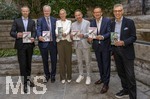 25.09.2026, Internationales Klassikfestival: Festival der Nationen 2026, im Kurhaus Bad Wörishofen (Unterallgäu), Klassik for Kids: vor dem Kostenloses Schulkonzert für Schülerinnen und Schüler mit dem vbw-Festivalorchester und dem Stargast Pianist Igor Levit. Gruppenfoto der Sponsoren und Politiker. v.li:  Landrat Alex Eder (Unterallgäu), MdL Bernhard Pohl (Kaufbeuren), Cathrin Herd (Kurdirektorin), Bürgermeister Daniel Pflügl (Bad Wörishofen), Peter Wachler (MdL), Winfried Roch (Intendant des Festivals).
