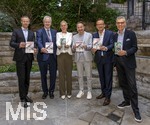 25.09.2026, Internationales Klassikfestival: Festival der Nationen 2026, im Kurhaus Bad Wörishofen (Unterallgäu), Klassik for Kids: vor dem Kostenloses Schulkonzert für Schülerinnen und Schüler mit dem vbw-Festivalorchester und dem Stargast Pianist Igor Levit. Gruppenfoto der Sponsoren und Politiker. v.li:  Landrat Alex Eder (Unterallgäu), MdL Bernhard Pohl (Kaufbeuren), Cathrin Herd (Kurdirektorin), Bürgermeister Daniel Pflügl (Bad Wörishofen), Peter Wachler (MdL), Winfried Roch (Intendant des Festivals).