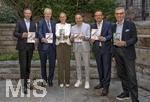 25.09.2026, Internationales Klassikfestival: Festival der Nationen 2026, im Kurhaus Bad Wörishofen (Unterallgäu), Klassik for Kids: vor dem Kostenloses Schulkonzert für Schülerinnen und Schüler mit dem vbw-Festivalorchester und dem Stargast Pianist Igor Levit. Gruppenfoto der Sponsoren und Politiker. v.li:  Landrat Alex Eder (Unterallgäu), MdL Bernhard Pohl (Kaufbeuren), Cathrin Herd (Kurdirektorin), Bürgermeister Daniel Pflügl (Bad Wörishofen), Peter Wachler (MdL), Winfried Roch (Intendant des Festivals).
