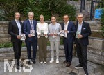 25.09.2026, Internationales Klassikfestival: Festival der Nationen 2026, im Kurhaus Bad Wörishofen (Unterallgäu), Klassik for Kids: vor dem Kostenloses Schulkonzert für Schülerinnen und Schüler mit dem vbw-Festivalorchester und dem Stargast Pianist Igor Levit. Gruppenfoto der Sponsoren und Politiker. v.li:  Landrat Alex Eder (Unterallgäu), MdL Bernhard Pohl (Kaufbeuren), Cathrin Herd (Kurdirektorin), Bürgermeister Daniel Pflügl (Bad Wörishofen), Peter Wachler (MdL), Winfried Roch (Intendant des Festivals).