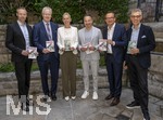 25.09.2026, Internationales Klassikfestival: Festival der Nationen 2026, im Kurhaus Bad Wörishofen (Unterallgäu), Klassik for Kids: vor dem Kostenloses Schulkonzert für Schülerinnen und Schüler mit dem vbw-Festivalorchester und dem Stargast Pianist Igor Levit. Gruppenfoto der Sponsoren und Politiker. v.li:  Landrat Alex Eder (Unterallgäu), MdL Bernhard Pohl (Kaufbeuren), Cathrin Herd (Kurdirektorin), Bürgermeister Daniel Pflügl (Bad Wörishofen), Peter Wachler (MdL), Winfried Roch (Intendant des Festivals).