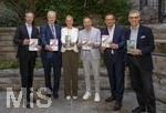 25.09.2026, Internationales Klassikfestival: Festival der Nationen 2026, im Kurhaus Bad Wörishofen (Unterallgäu), Klassik for Kids: vor dem Kostenloses Schulkonzert für Schülerinnen und Schüler mit dem vbw-Festivalorchester und dem Stargast Pianist Igor Levit. Gruppenfoto der Sponsoren und Politiker. v.li:  Landrat Alex Eder (Unterallgäu), MdL Bernhard Pohl (Kaufbeuren), Cathrin Herd (Kurdirektorin), Bürgermeister Daniel Pflügl (Bad Wörishofen), Peter Wachler (MdL), Winfried Roch (Intendant des Festivals).