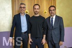 25.09.2026, Internationales Klassikfestival: Festival der Nationen 2026, im Kurhaus Bad Wörishofen (Unterallgäu), Klassik for Kids: Nach dem Kostenloses Schulkonzert für Schülerinnen und Schüler mit dem vbw-Festivalorchester und dem Stargast Pianist Igor Levit. Gruppenfoto mit Politiker. v.li: Winfried Roch (Intendant des Festivals), Igor Levit (Pianist), Politiker Klaus Holetschek. 