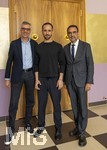 25.09.2026, Internationales Klassikfestival: Festival der Nationen 2026, im Kurhaus Bad Wörishofen (Unterallgäu), Klassik for Kids: Nach dem Kostenloses Schulkonzert für Schülerinnen und Schüler mit dem vbw-Festivalorchester und dem Stargast Pianist Igor Levit. Gruppenfoto mit Politiker. v.li: Winfried Roch (Intendant des Festivals), Igor Levit (Pianist), Politiker Klaus Holetschek. 