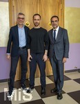 25.09.2026, Internationales Klassikfestival: Festival der Nationen 2026, im Kurhaus Bad Wörishofen (Unterallgäu), Klassik for Kids: Nach dem Kostenloses Schulkonzert für Schülerinnen und Schüler mit dem vbw-Festivalorchester und dem Stargast Pianist Igor Levit. Gruppenfoto mit Politiker. v.li: Winfried Roch (Intendant des Festivals), Igor Levit (Pianist), Politiker Klaus Holetschek. 