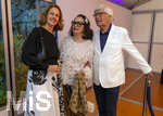 26.09.2026, Internationales Klassikfestival: Festival der Nationen 2026, im Kurhaus Bad Wörishofen (Unterallgäu), Vor dem Eröffnungskonzert mit Sol Gabetta, VIP-Empfang der Ehrengäste,  li: Ehefrau von Intendant Winfried Roch, re: Christian Wolff (Schauspieler) mit Ehefrau Marina Handloser (mitte),  