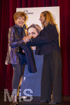 26.09.2026, Internationales Klassikfestival: Festival der Nationen 2026, im Kurhaus Bad Wörishofen (Unterallgäu), Nach dem Eröffnungskonzert von Cellistin Sol Gabetta  (re) Fototermin mit BR Moderatorin Carolin Reiber (li)