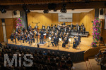 26.09.2026, Internationales Klassikfestival: Festival der Nationen 2026, im Kurhaus Bad Wörishofen (Unterallgäu), Eröffnungskonzert mit Sol Gabetta mit der Deutschen Kammerphilharmonie Bremen und Dirigent Aurel Dawidiuk (mitte).