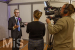26.09.2026, Internationales Klassikfestival: Festival der Nationen 2026, im Kurhaus Bad Wörishofen (Unterallgäu), Vor dem Eröffnungskonzert mit Sol Gabetta, VIP-Empfang der Ehrengäste, Intendant Winfried Roch gibt ein TV-Interview für Sat1-Fernsehen
