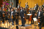 26.09.2026, Internationales Klassikfestival: Festival der Nationen 2026, im Kurhaus Bad Wörishofen (Unterallgäu), Eröffnungskonzert mit Sol Gabetta mit der Deutschen Kammerphilharmonie Bremen und Dirigent Aurel Dawidiuk (mitte).