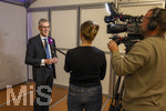 26.09.2026, Internationales Klassikfestival: Festival der Nationen 2026, im Kurhaus Bad Wörishofen (Unterallgäu), Vor dem Eröffnungskonzert mit Sol Gabetta, VIP-Empfang der Ehrengäste, Intendant Winfried Roch gibt ein TV-Interview für Sat1-Fernsehen