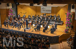 26.09.2026, Internationales Klassikfestival: Festival der Nationen 2026, im Kurhaus Bad Wörishofen (Unterallgäu), Eröffnungskonzert mit Sol Gabetta mit der Deutschen Kammerphilharmonie Bremen und Dirigent Aurel Dawidiuk (mitte).