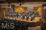 26.09.2026, Internationales Klassikfestival: Festival der Nationen 2026, im Kurhaus Bad Wörishofen (Unterallgäu), Eröffnungskonzert mit Sol Gabetta mit der Deutschen Kammerphilharmonie Bremen und Dirigent Aurel Dawidiuk (mitte).