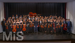 26.09.2026, Internationales Klassikfestival: Festival der Nationen 2026, im Kurhaus Bad Wörishofen (Unterallgäu), Pianist Igor Levit (mitte) beim Erinnerungsfoto mit dem vbw-Festivalorchester, links Dirigent Christoph Adt, rechts: Intendant Winfried Roch. 