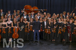 26.09.2026, Internationales Klassikfestival: Festival der Nationen 2026, im Kurhaus Bad Wörishofen (Unterallgäu), Pianist Igor Levit (mitte) beim Erinnerungsfoto mit dem vbw-Festivalorchester, 