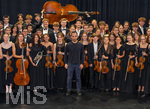 26.09.2026, Internationales Klassikfestival: Festival der Nationen 2026, im Kurhaus Bad Wörishofen (Unterallgäu), Pianist Igor Levit (mitte) beim Erinnerungsfoto mit dem vbw-Festivalorchester,  