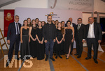 26.09.2026, Internationales Klassikfestival: Festival der Nationen 2026, im Kurhaus Bad Wörishofen (Unterallgäu), Pianist Igor Levit (mitte) beim Erinnerungsfoto mit den Sponsoren und Politikern und den jungen Musikerinnen,  Klaus Holetschek, Drita Schneider, Igor Levit, Winfried Roch.
