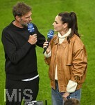 27.09.2026, Fussball UEFA Nations-League 2026/2027, 2.Spieltag, Deutschland - Griechenland, in der WWK-Arena Augsburg, v.l.  Bundestrainer Jürgen Klopp (Deutschland) und TV Moderatorin Ester Sedlaczek (Deutschland).