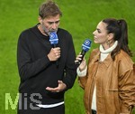 27.09.2026, Fussball UEFA Nations-League 2026/2027, 2.Spieltag, Deutschland - Griechenland, in der WWK-Arena Augsburg, v.l.  Bundestrainer Jürgen Klopp (Deutschland) und TV Moderatorin Ester Sedlaczek (Deutschland).
