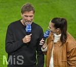 27.09.2026, Fussball UEFA Nations-League 2026/2027, 2.Spieltag, Deutschland - Griechenland, in der WWK-Arena Augsburg, v.l.  Bundestrainer Jürgen Klopp (Deutschland) und TV Moderatorin Ester Sedlaczek (Deutschland).
