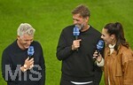 27.09.2026, Fussball UEFA Nations-League 2026/2027, 2.Spieltag, Deutschland - Griechenland, in der WWK-Arena Augsburg, v.l. TV Experte Bastian Schweinsteiger, Bundestrainer Jürgen Klopp (Deutschland) und TV Moderatorin Ester Sedlaczek (Deutschland). 