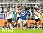 27.09.2026, Fussball UEFA Nations-League 2026/2027, 2.Spieltag, Deutschland - Griechenland, in der WWK-Arena Augsburg, v.l. Kevin Schade (Deutschland) , Bambase Conte (Deutschland) gegen Thanasis Androutsos (Griechenland) 