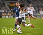 27.09.2026, Fussball UEFA Nations-League 2026/2027, 2.Spieltag, Deutschland - Griechenland, in der WWK-Arena Augsburg, v.l. Kostas Tsimikas (Griechenland) gegen Karim Adeyemi (Deutschland) 