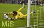 27.09.2026, Fussball UEFA Nations-League 2026/2027, 2.Spieltag, Deutschland - Griechenland, in der WWK-Arena Augsburg, Torwart Kostas Tzolakis (Griechenland) hechtet dem Ball hinterher