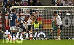 27.09.2026, Fussball UEFA Nations-League 2026/2027, 2.Spieltag, Deutschland - Griechenland, in der WWK-Arena Augsburg, Dimitris Kourbelis (Griechenland) zieht ab und trifft zum 0:1 . v.l. Panagiotis Retsos (Griechenland), Dimitris Kourbelis (Griechenland), Yann Aurel Bisseck (Deutschland), Joshua Kimmich (Deutschland), Torwart Alexander Nübel (Deutschland) und Felix Nmecha (Deutschland) 
