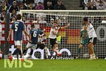 27.09.2026, Fussball UEFA Nations-League 2026/2027, 2.Spieltag, Deutschland - Griechenland, in der WWK-Arena Augsburg, Dimitris Kourbelis (Griechenland) zieht ab und trifft zum 0:1 . v.l. Panagiotis Retsos (Griechenland), Dimitris Kourbelis (Griechenland), Yann Aurel Bisseck (Deutschland), Joshua Kimmich (Deutschland), Torwart Alexander Nübel (Deutschland) und Felix Nmecha (Deutschland) 