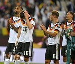 27.09.2026, Fussball UEFA Nations-League 2026/2027, 2.Spieltag, Deutschland - Griechenland, in der WWK-Arena Augsburg, v.l. Jonathan Tah (Deutschland), Anton Stach (Deutschland) und Joshua Kimmich (Deutschland) und Younes Ebnoutalib (Deutschland)  sind enttäuscht