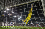 27.09.2026, Fussball UEFA Nations-League 2026/2027, 2.Spieltag, Deutschland - Griechenland, in der WWK-Arena Augsburg, Torwart Kostas Tzolakis (Griechenland) streckt sich zum Ball.