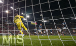 27.09.2026, Fussball UEFA Nations-League 2026/2027, 2.Spieltag, Deutschland - Griechenland, in der WWK-Arena Augsburg, Kopfball von Felix Nmecha (Deutschland) gegen Torwart Kostas Tzolakis (Griechenland) 
